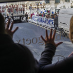 Presoak bisitatzera joateko autobus bateko bidaiariak, mobilizazio batean dauden pertsonak agurtzen. L. J, / ARP
