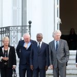 De gauche à droite, sur le perron de l’ancienne résidence d’été de Franco, le palacio Aiete de Saint-Sébastien, le 17 novembre 2011 : Gerry Adams, Gro Harlem Brundtland, Bertie Ahern, Kofi Annan, Pierre Joxe et Jonathan Powell. © PHOTO PHOTO « DIARIO VASCO »