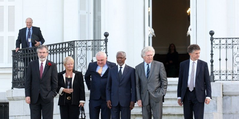 De gauche à droite, sur le perron de l’ancienne résidence d’été de Franco, le palacio Aiete de Saint-Sébastien, le 17 octobre 2011 : Gerry Adams, Gro Harlem Brundtland, Bertie Ahern, Kofi Annan, Pierre Joxe et Jonathan Powell. © PHOTO PHOTO « DIARIO VASCO »